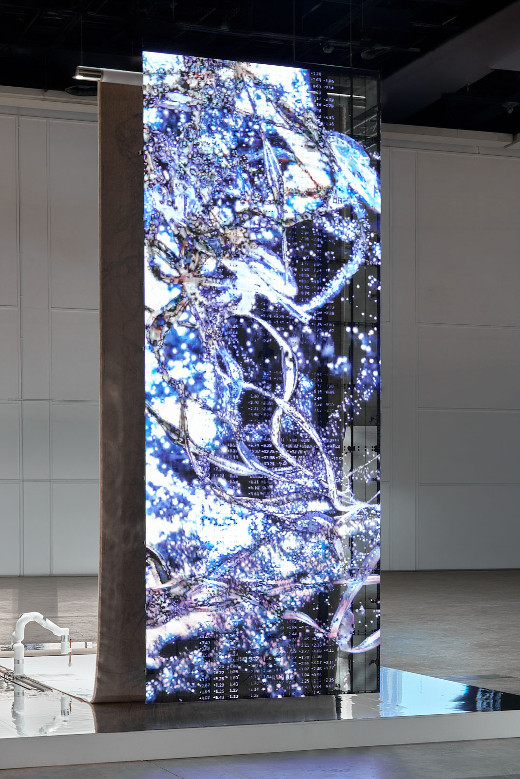 sougwen-2026_recursions_04_stele_photographer-reece-straw